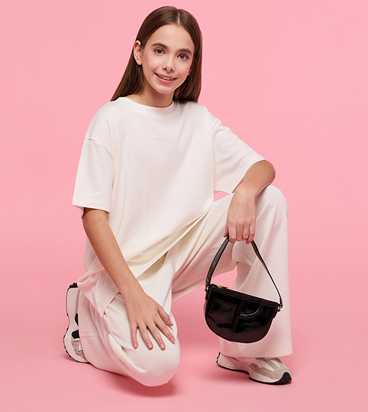 تيشيرت أوفرسايز بطبعة وقبة مستديرة وكم قصير 