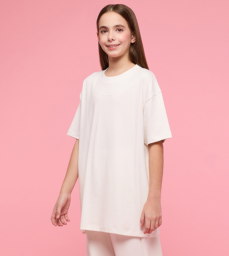 تيشيرت أوفرسايز بطبعة وقبة مستديرة وكم قصير 