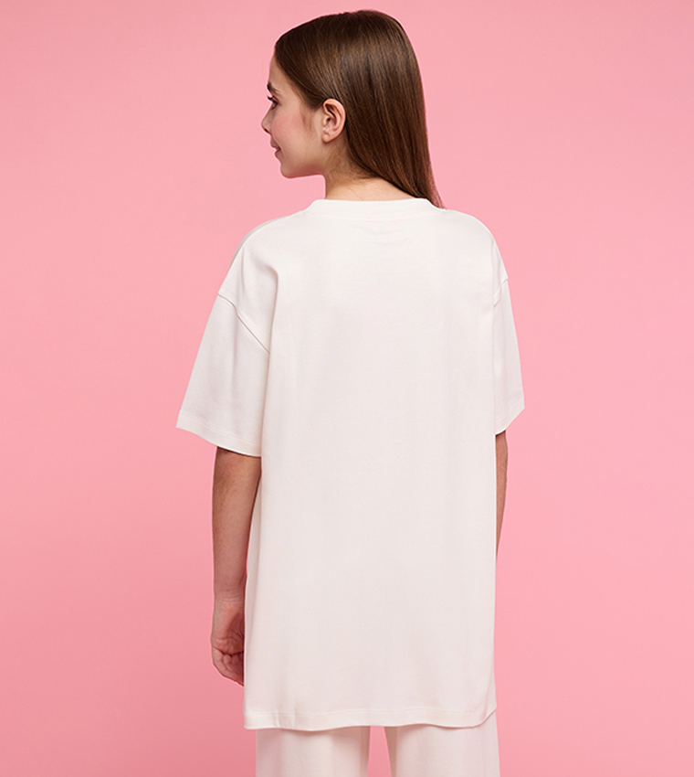 تيشيرت أوفرسايز بطبعة وقبة مستديرة وكم قصير 