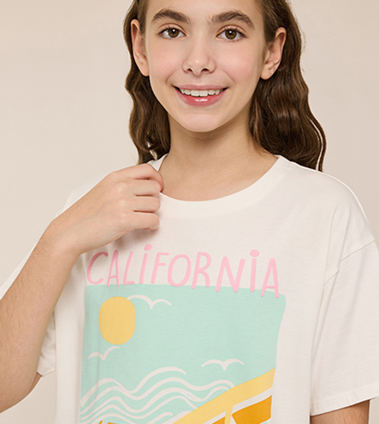 تيشيرت كم قصير بقبة مستديرة بطبعة جرافيك 