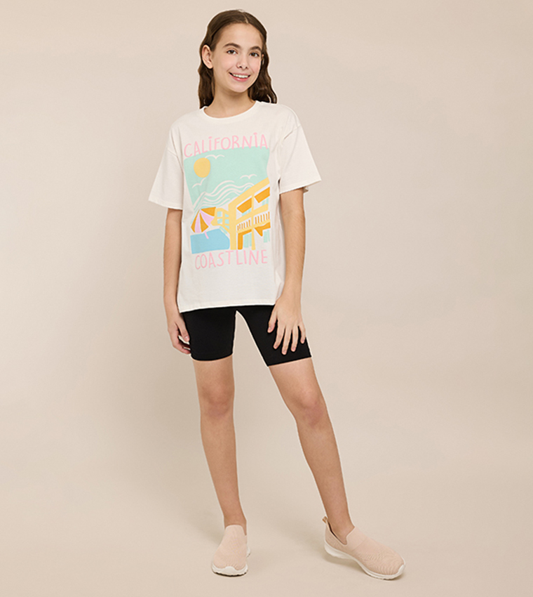 تيشيرت كم قصير بقبة مستديرة بطبعة جرافيك 