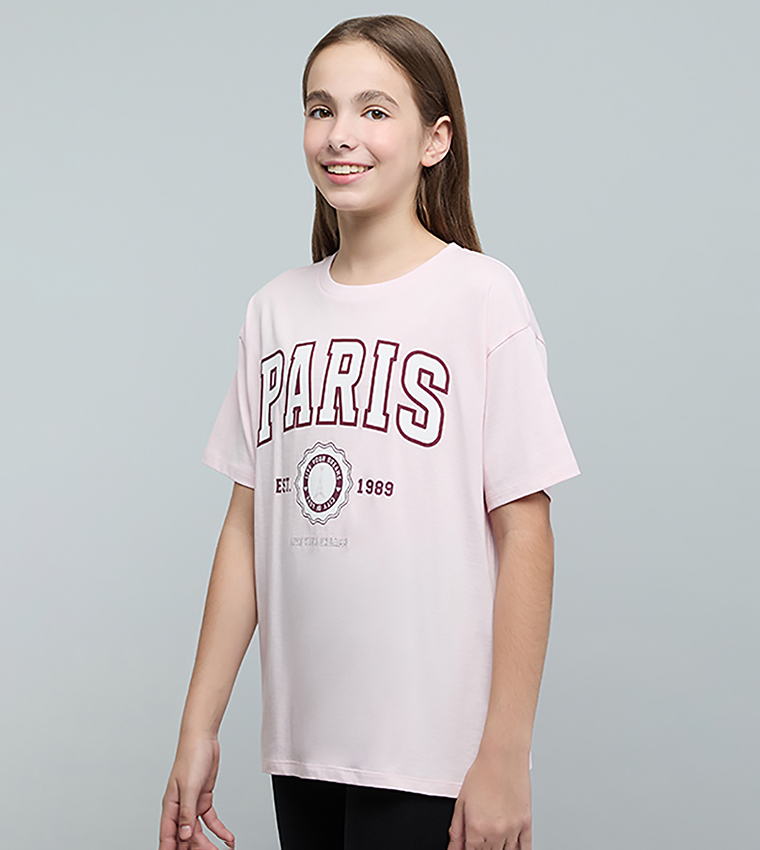 تيشيرت بطبعة حروف بقبة مستديرة وكم قصير