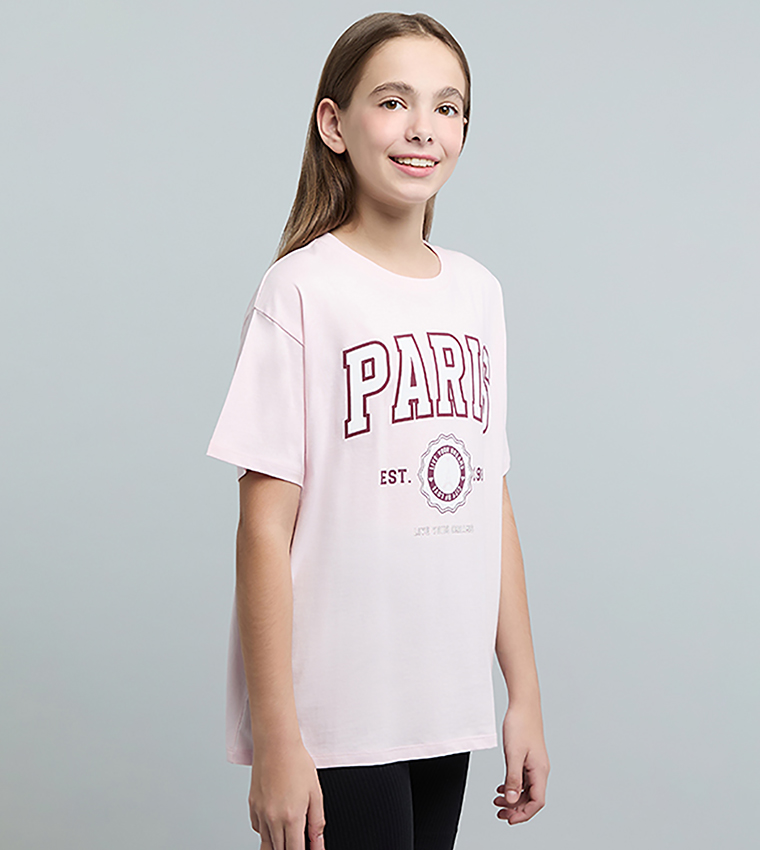 تيشيرت بطبعة حروف بقبة مستديرة وكم قصير