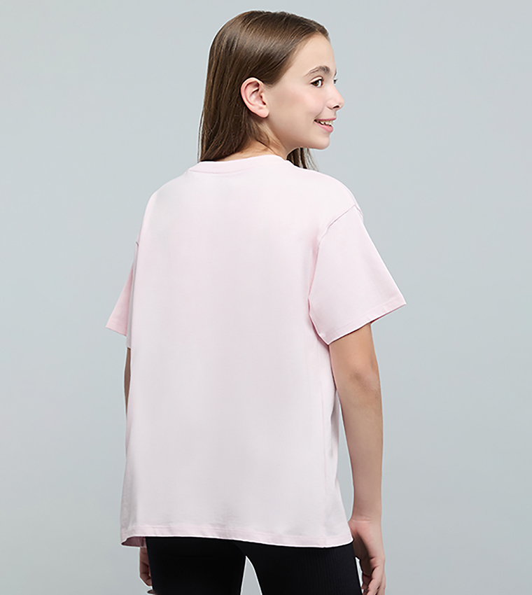 تيشيرت بطبعة حروف بقبة مستديرة وكم قصير