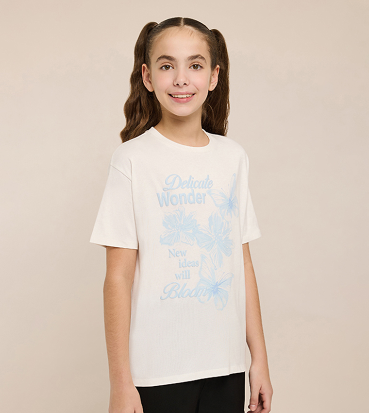 تيشيرت كم قصير بقبة مستديرة بطبعة جرافيك 