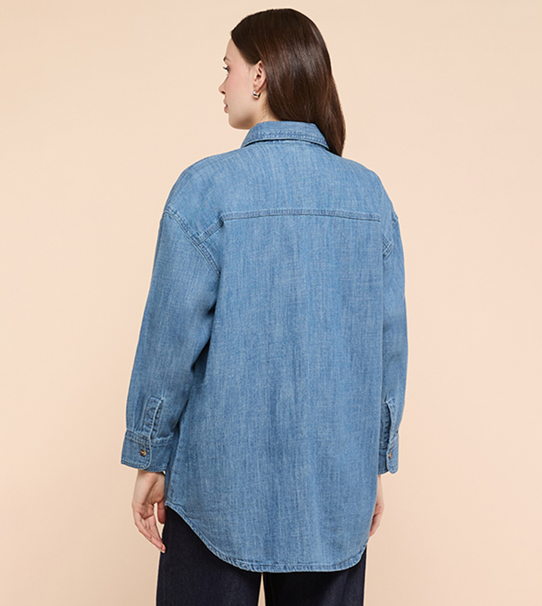 قميص جينز مغسول كم طويل بقبة كلاسيكية 