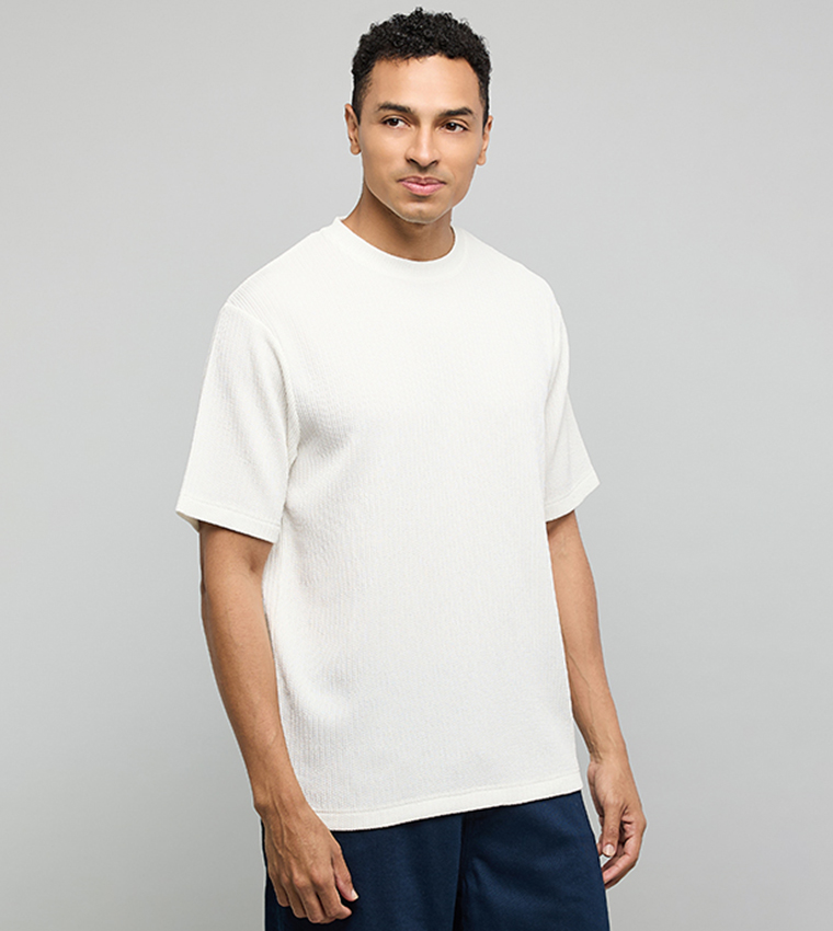 تيشيرت مرن بقبة مستديرة وكم قصير