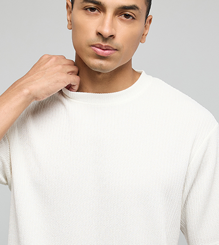 تيشيرت مرن بقبة مستديرة وكم قصير