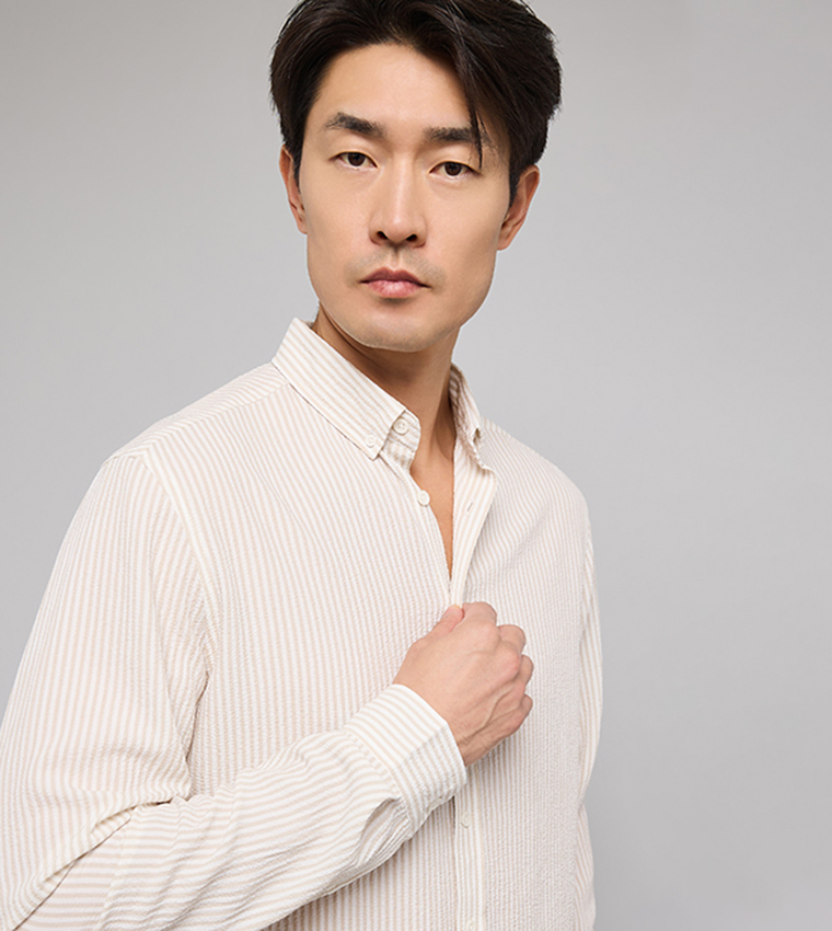 قميص مخطط بقبة مثبتة بأزرار وكم طويل 