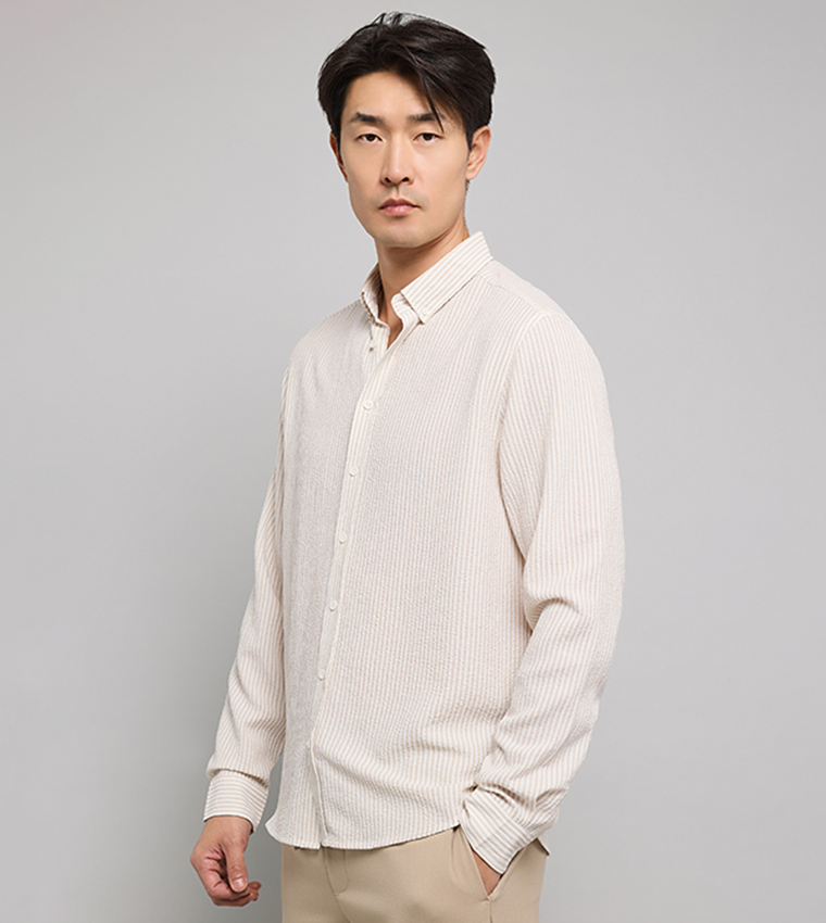 قميص مخطط بقبة مثبتة بأزرار وكم طويل 