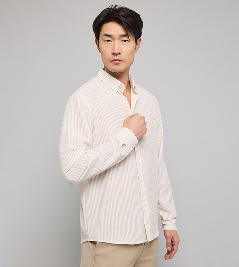 قميص مخطط بقبة مثبتة بأزرار وكم طويل 