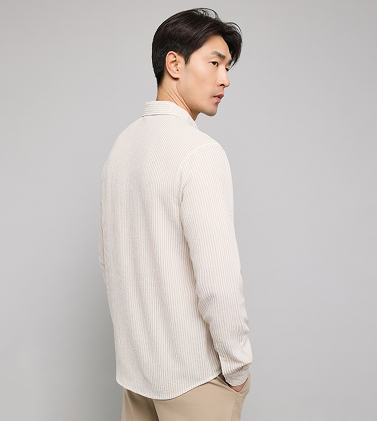 قميص مخطط بقبة مثبتة بأزرار وكم طويل 