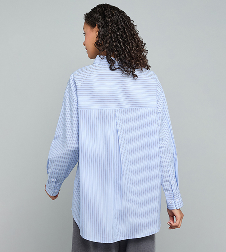 قميص مخطط بياقة كلاسيكية وأكمام طويلة