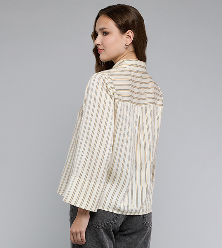 قميص مخطط بقبة كلاسيكية 