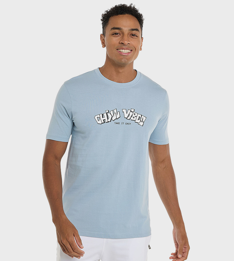 تيشيرت بياقة مستديرة وأكمام قصيرة وطبعة 