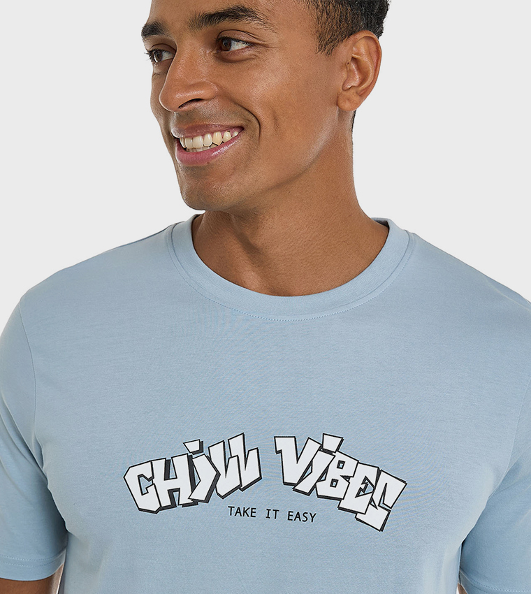 تيشيرت بياقة مستديرة وأكمام قصيرة وطبعة 