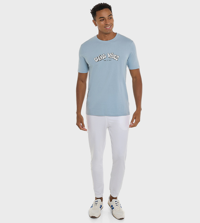 تيشيرت بياقة مستديرة وأكمام قصيرة وطبعة 