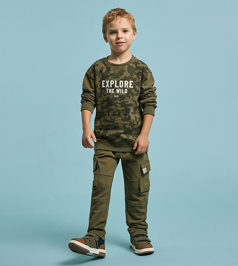 طقم بنطال وسويتشيرت بطبعة 