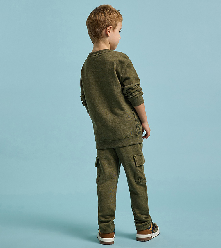 طقم بنطال وسويتشيرت بطبعة 