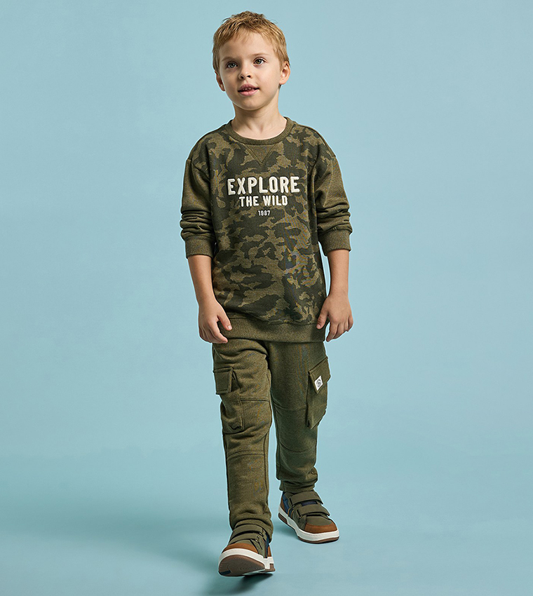 طقم بنطال وسويتشيرت بطبعة 