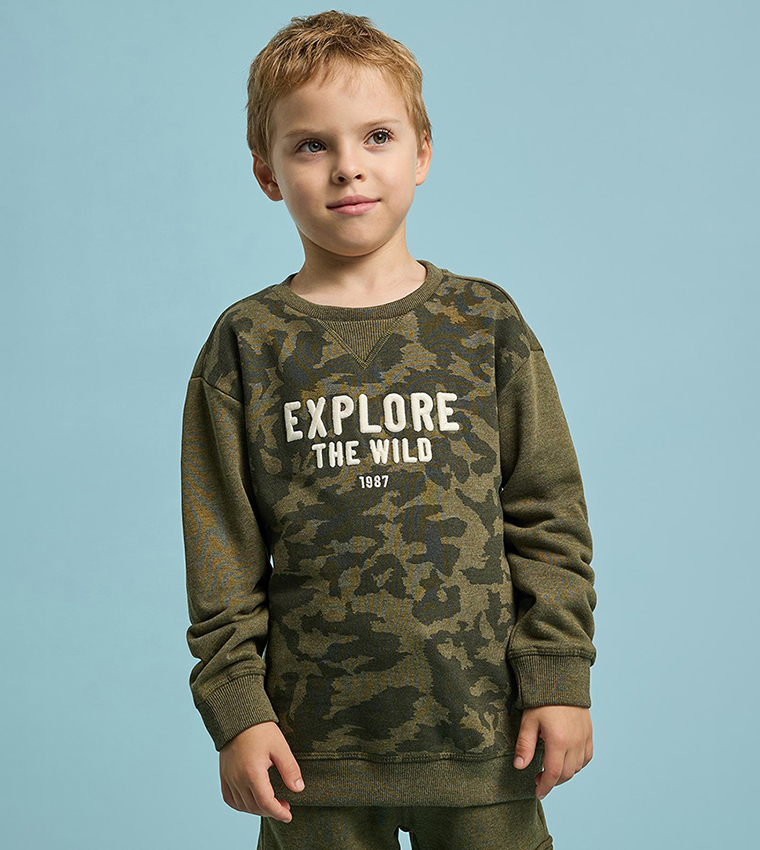 طقم بنطال وسويتشيرت بطبعة 