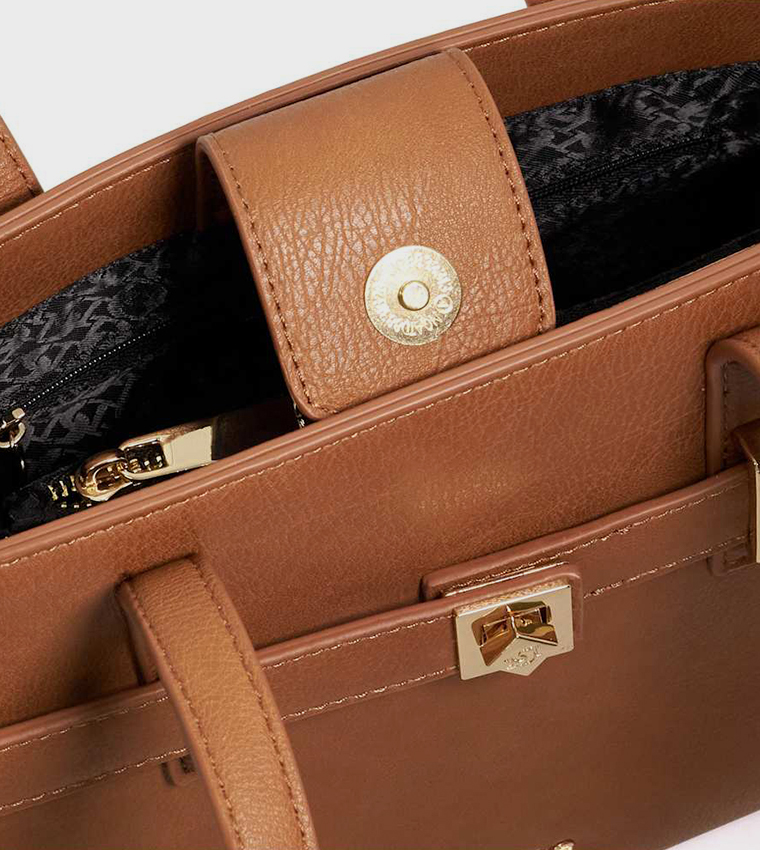 DELINEATE M Textured Shoulder Bag