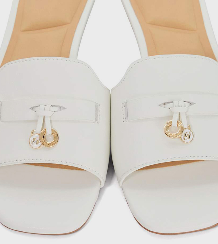 صندل ليندو بكعب قصير بمقدمة مربعة