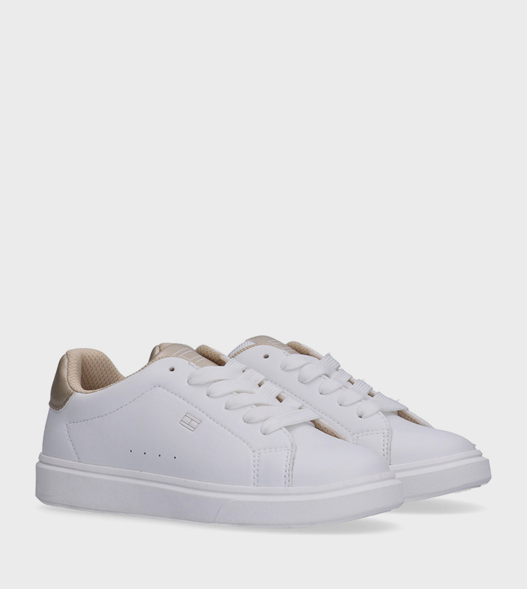 سنيكرز برباط وشعار