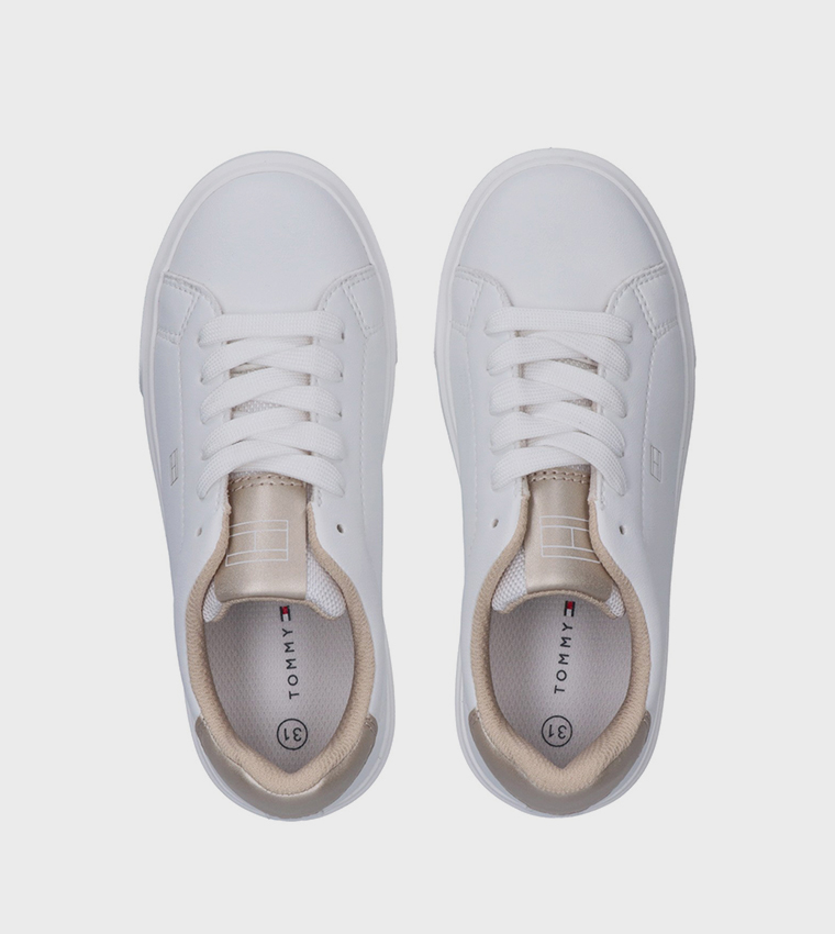 سنيكرز برباط وشعار