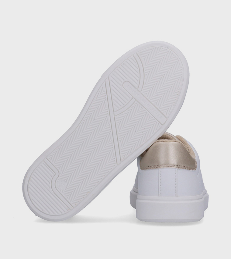 سنيكرز برباط وشعار