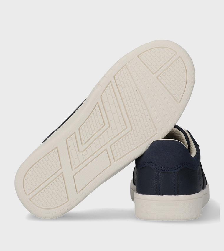 سنيكرز برباط وشعار تومي 