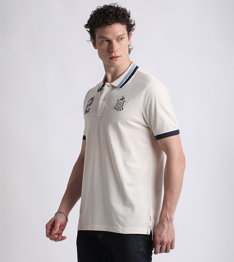 تيشيرت بولو مطرز بشعار العلامة التجارية بأكمام قصيرة