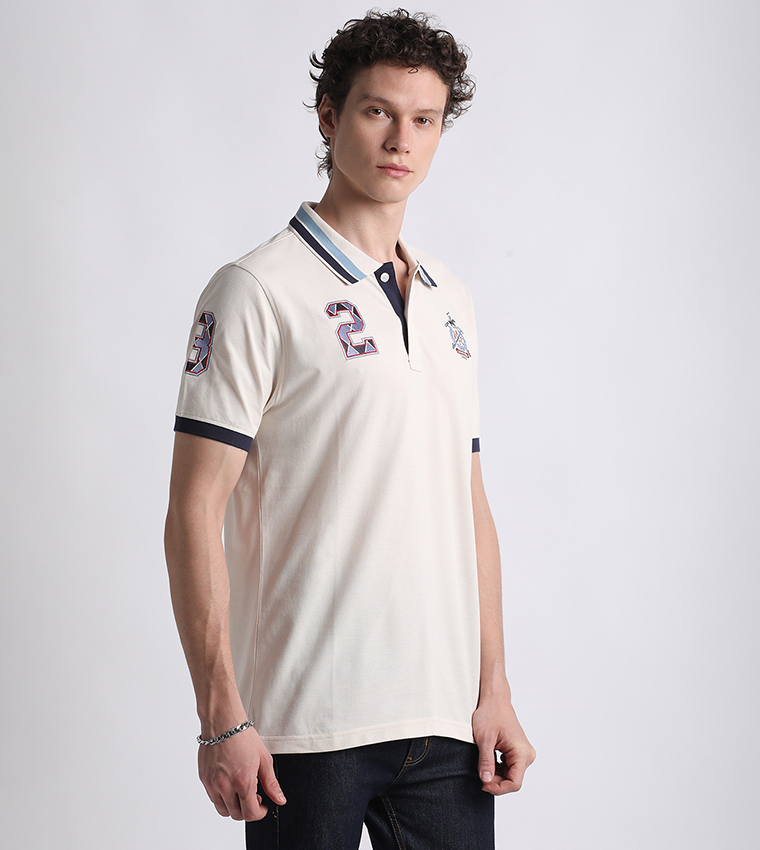تيشيرت بولو مطرز بشعار العلامة التجارية بأكمام قصيرة
