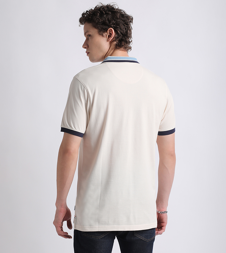 تيشيرت بولو مطرز بشعار العلامة التجارية بأكمام قصيرة
