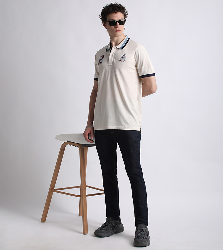 تيشيرت بولو مطرز بشعار العلامة التجارية بأكمام قصيرة