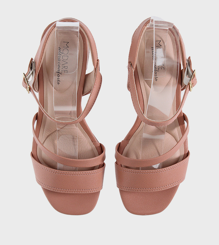 صندل بكعب وحزام كاحل