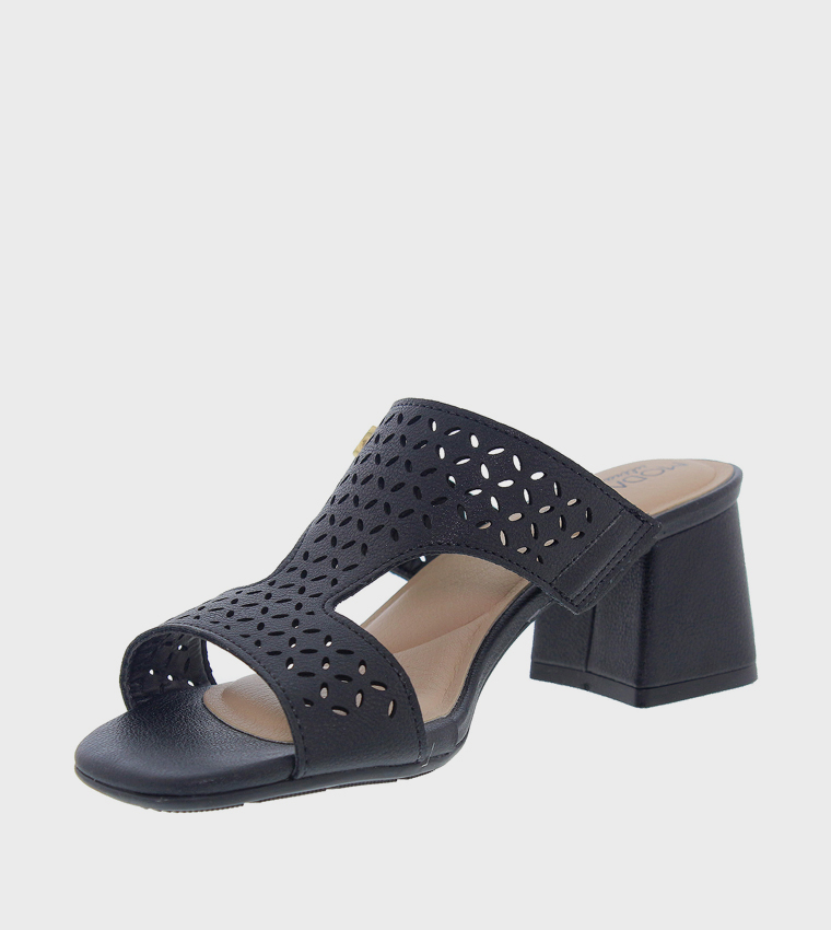 صندل بكعب عريض 