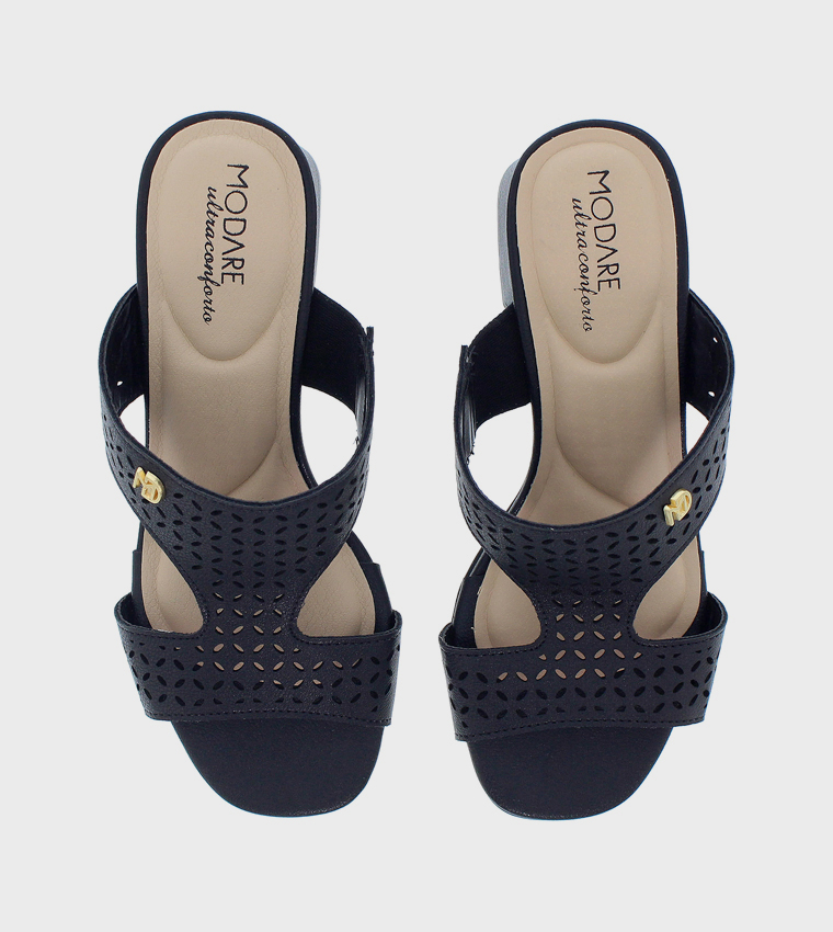 صندل بكعب عريض 