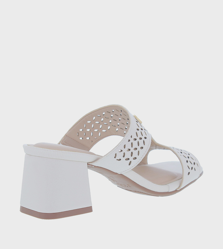 صندل بكعب عريض 