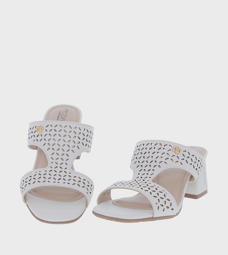 صندل بكعب عريض 