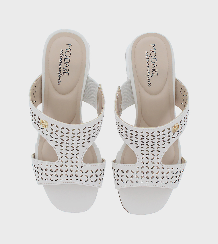 صندل بكعب عريض 