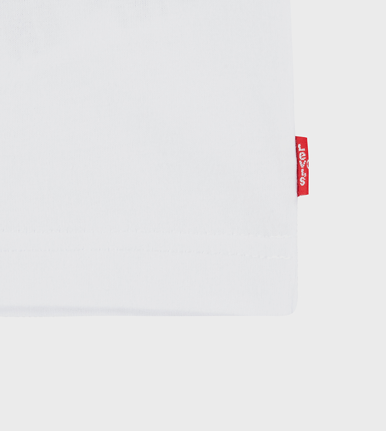 تيشيرت بأكمام قصيرة وتطريز  