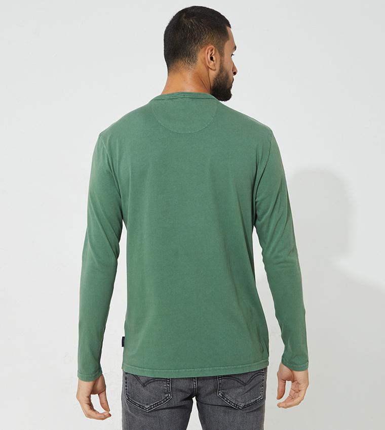 تيشيرت بأكمام طويلة