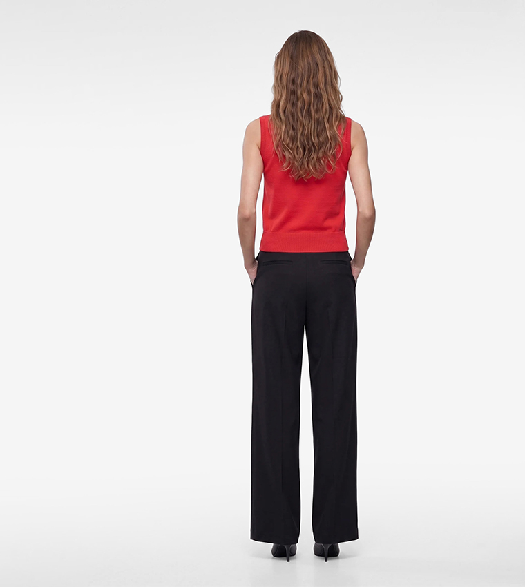 Solid Collared Sleeveless Top