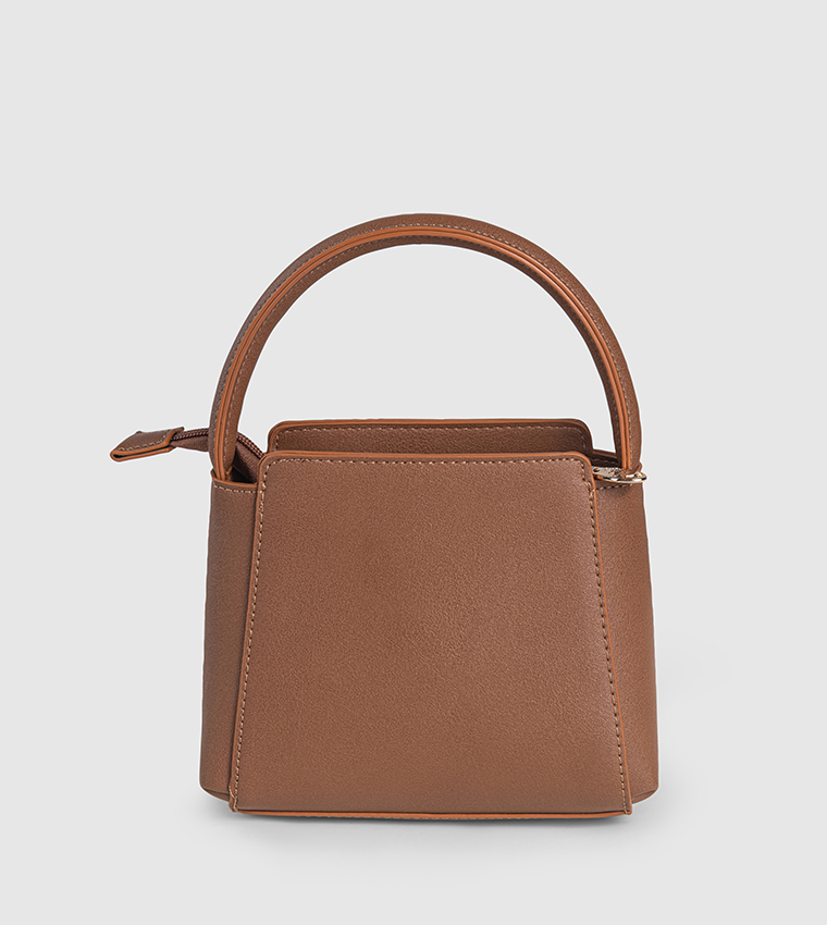 شنطة يد نسائية بشعار 