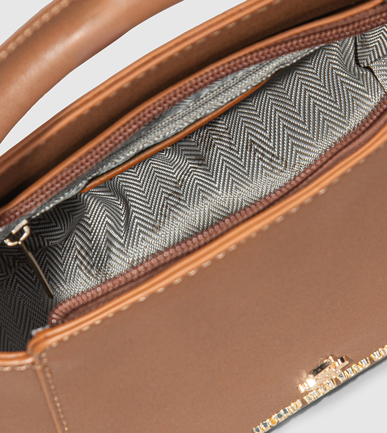 شنطة يد نسائية بشعار 