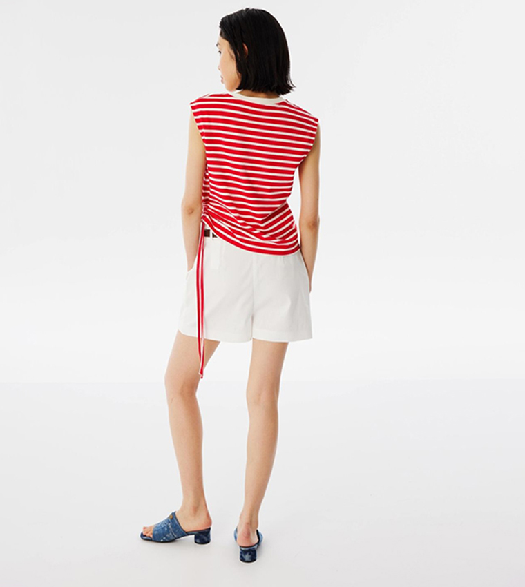 تيشيرت بدون أكمام ومخطط