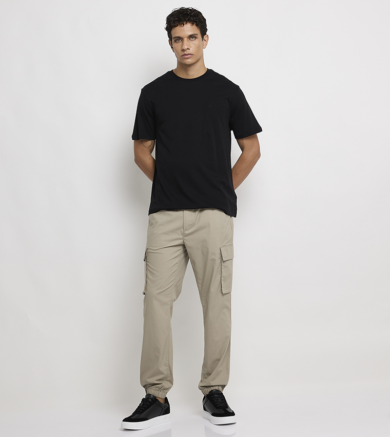 تيشيرت سادة كم قصير بقبة مستديرة