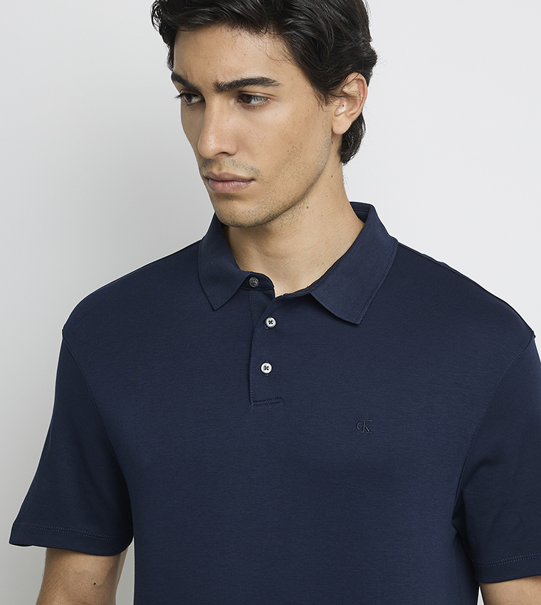 تيشيرت بولو بأكمام قصيرة وتفصيل شعار