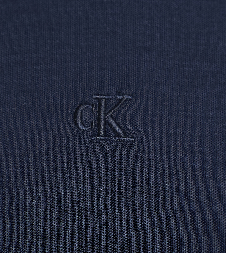 تيشيرت بولو بأكمام قصيرة وتفصيل شعار